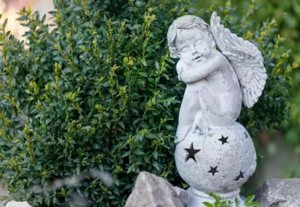 Taman dengan patung atau ornamen dekoratif